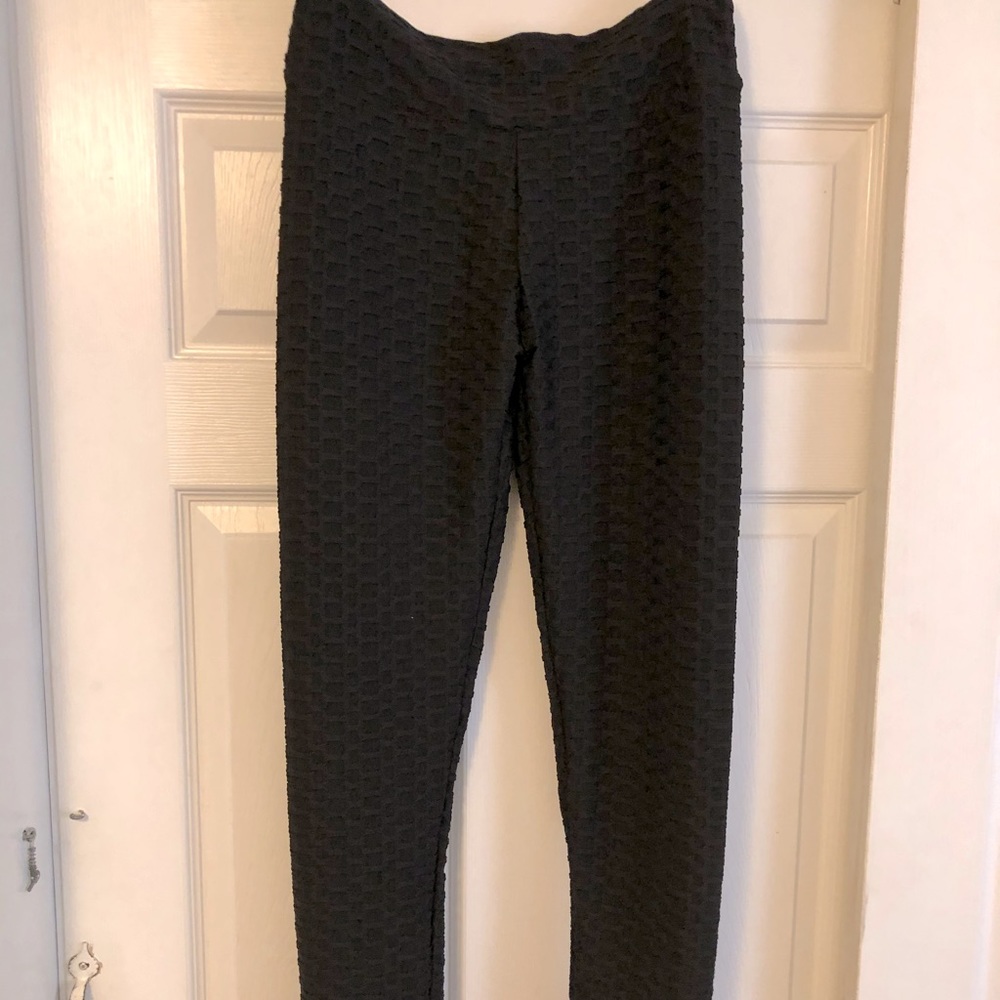 Booty scrunching Tik Tok leggings